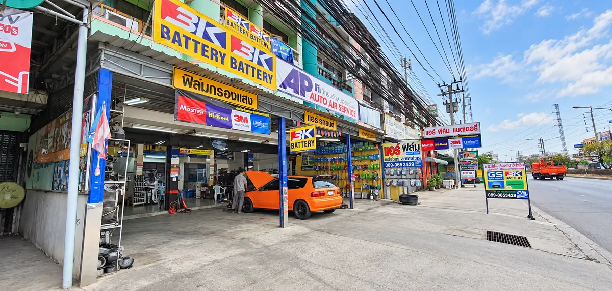 หน้าร้าน AP Auto Air Service ถนนเทพารักษ์ มีป้าย AP AUTO AIR SERVICE และ 3K BATTERY
